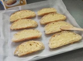 均匀的抹上一层黄油，这边用的黄油是软的，不需软化。