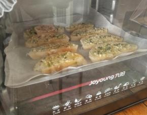 烤箱预热170°，放入中层，上下温烤五分钟左右。