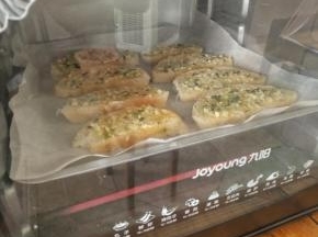 烤箱预热170°，放入中层，上下温烤五分钟左右。