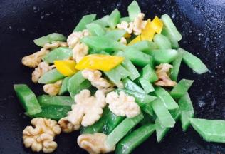 放入核桃仁，迅速翻炒均匀。