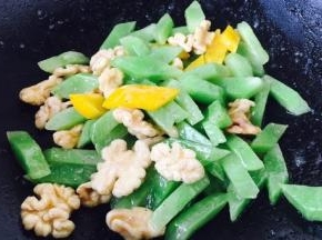 放入核桃仁，迅速翻炒均匀。
