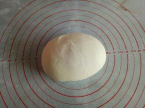 主材料混合均匀后揉成光滑的面团