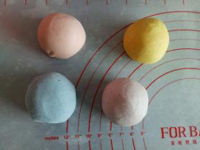 分别取4份60克的面团加入果蔬粉揉成不同颜色的面团