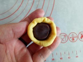 各颜色的面团分出2份25克的面团来，包入豆沙，或者你喜欢的馅料，或者不包直接做馒头