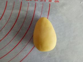 一份滚圆做兔子的头部，一份如图整形成大水滴状做兔子的身体(头部的照片忘记拍了)