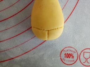 用牙签，照图中的样子在兔子身体的下方扎出兔兔的腿型来