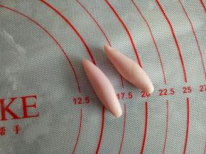 2克的面团搓成椭圆状，做兔兔的胳膊