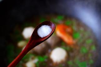 再根据个人口味加入适量的盐调味后