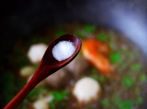 再根据个人口味加入适量的盐调味后