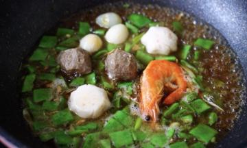 加入去皮的鹌鹑蛋，继续大火炖煮5分钟左右后