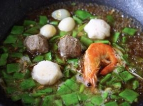 加入去皮的鹌鹑蛋，继续大火炖煮5分钟左右后