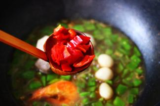 这个时候加入提前切好的红椒丁