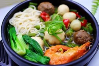 把煮熟的面条捞出沥干水分后，放入碗里，上面浇上提前做好的浇头就可以享用了