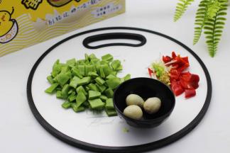 芸豆摘洗干净后用刀切丁、红椒切丁、葱姜切丝、鹌鹑蛋煮熟后去皮备用