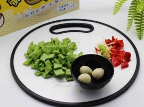 芸豆摘洗干净后用刀切丁、红椒切丁、葱姜切丝、鹌鹑蛋煮熟后去皮备用