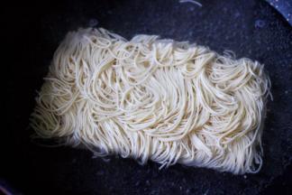 另起锅倒入适量清水大火烧开后，放入红鲤的面条