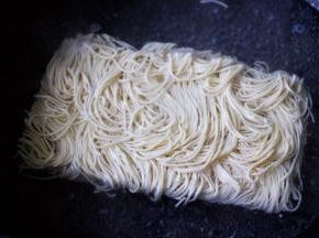 另起锅倒入适量清水大火烧开后，放入红鲤的面条
