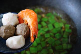 这个时候加入牛肉丸子，鳕鱼芝士丸子和提前煮熟的海虾