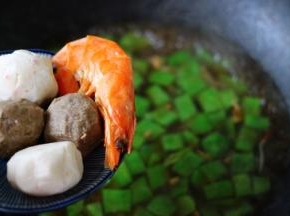 这个时候加入牛肉丸子，鳕鱼芝士丸子和提前煮熟的海虾