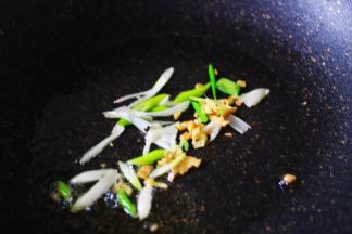 热锅倒入花生油烧热后，放入葱姜丝爆香