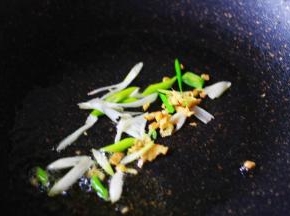 热锅倒入花生油烧热后，放入葱姜丝爆香