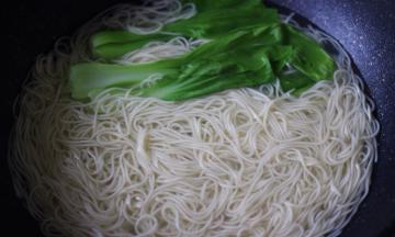 放入提前洗净的小油菜煮熟，就可以关火咯