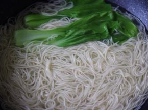 放入提前洗净的小油菜煮熟，就可以关火咯