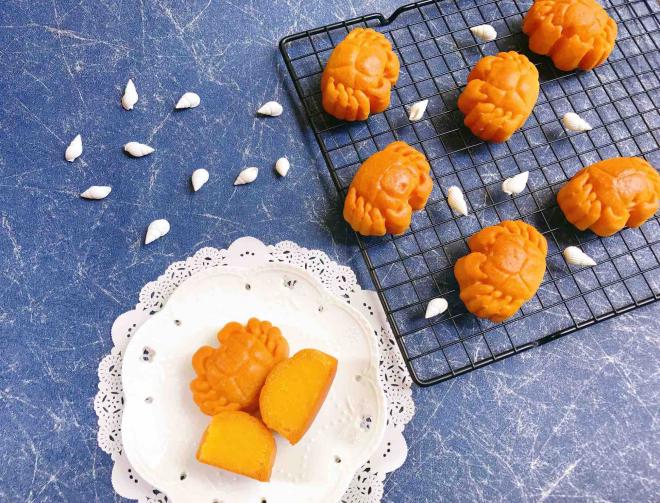 一起来啃螃蟹咯——金沙奶黄月饼