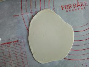 白色面团擀薄片