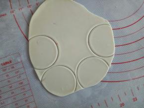 如图所示压出几个半圆来，用来做兔兔的衣服