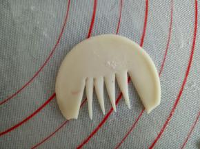 如图所示，用刮板切出形状来，或者用剪刀剪也行，做好后放一边备用