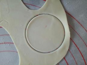 用大一点的圆压出2个圆面片来