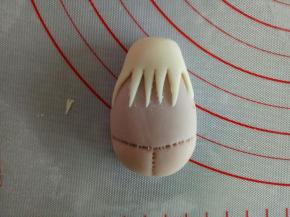 先给兔子把衣服穿上