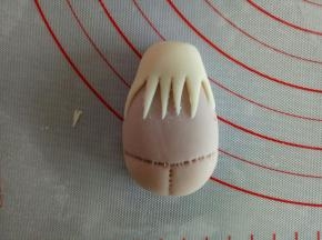 先给兔子把衣服穿上