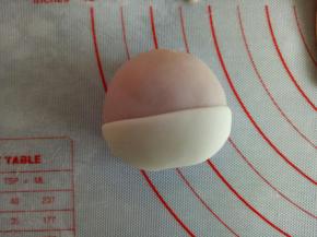 用刚才的半圆形面片贴到兔子头部的下方