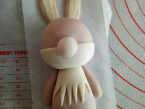 取1克白面团滚圆，粘到如图中的位置