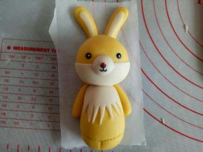 用黑色面团将兔兔的表情五官装饰好