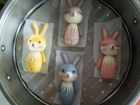 依次全部做好后室温发酵20分钟，开水上锅蒸10-15分钟，关火闷3分钟