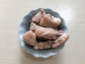 去除浮沫捞出备用