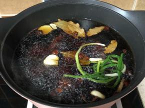 盖上盖子大火烧开小火炖1小时左右（此时已经很香可以吃了，但是.......烤过的更香哦）