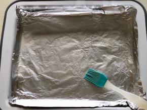 烤盘铺锡纸抹一层食用油