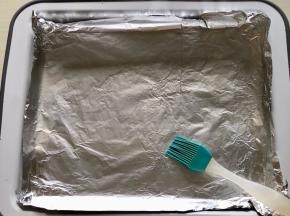 烤盘铺锡纸抹一层食用油