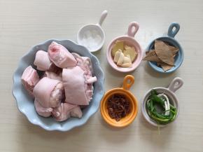 食材清单：猪蹄一个（买的时候老板帮忙斩小块）、八角四个、冰糖6个、葱2根打结、香叶6个、姜4片，蒜瓣4个切片