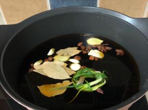 炖猪蹄：一次性加足水1汤匙老抽1汤匙生抽1茶匙盐葱姜蒜八角香叶和冰糖半汤匙料酒煮开