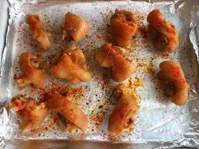 放入捞出控过汁的猪蹄，撒上辣椒粉，孜然粉