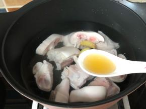 猪蹄提前用清水多浸泡几次中途换去血水，猪蹄放锅里加半汤匙料酒加2片姜，水烧开煮3分钟左右