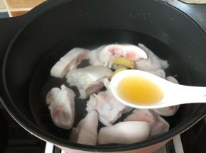 猪蹄提前用清水多浸泡几次中途换去血水，猪蹄放锅里加半汤匙料酒加2片姜，水烧开煮3分钟左右