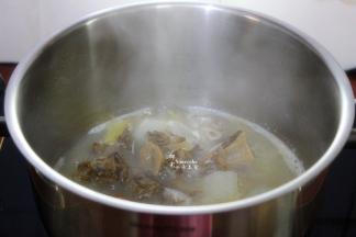 把锅洗净，如果不用同一个锅的，可以等会一起洗锅。我用了同一个锅，每一步都会清洗锅，这样煮的面条味纯正，好吃。锅洗好之后，倒入咸骨萝卜汤，煮沸，