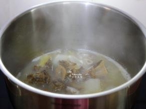 把锅洗净，如果不用同一个锅的，可以等会一起洗锅。我用了同一个锅，每一步都会清洗锅，这样煮的面条味纯正，好吃。锅洗好之后，倒入咸骨萝卜汤，煮沸，