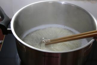 清水煮沸，放入面条煮六成熟。